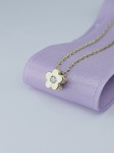 Minimalistické retiazky (celebritky)