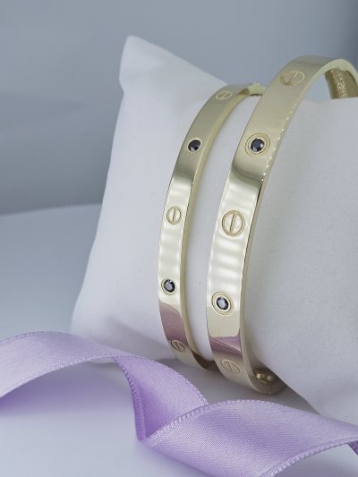 Pevné a platničkové náramky