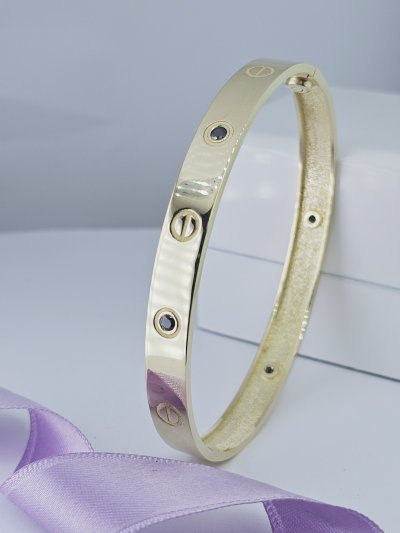 Pevné a platničkové náramky