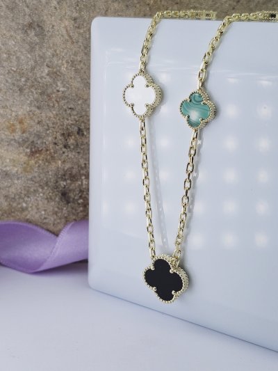 Minimalistické retiazky (celebritky)